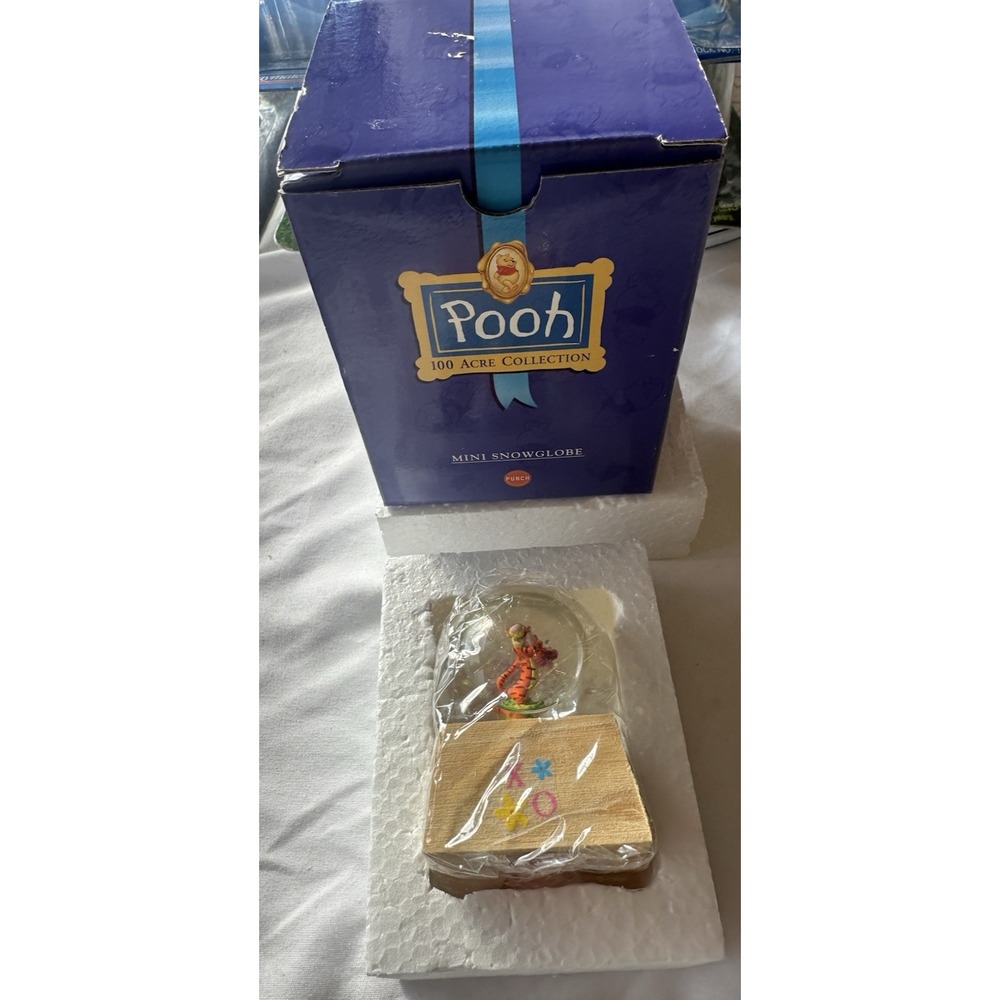 Winnie the Pooh 100 Acre Collection Pooh & Piglet Bathtime Snow Globe Clock 50AB